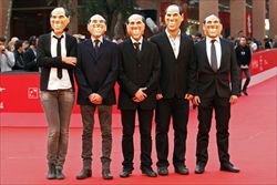 Gli attori del film "S.B. Io lo conoscevo bene" con le maschere di Berlusconi (foto Reuters).