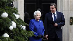 Il premier inglese Cameron con la regina Elisabetta (Reuters).