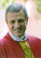 Monsignor Antonio Bello, da tutti conosciuto (e amato) come don Tonino Bello, fu tra l'altro vescovo di Molfetta (Bari) e presidente nazionale di Pax Christi. Nacque ad Alessano, in provincia di Lecce, il 18 marzo 1935, e morì a Molfetta il 20 aprile 1993.