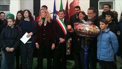 La famiglia Ricci, vincitrice del premio, con il sindaco di Roma Gianni Alemanno.