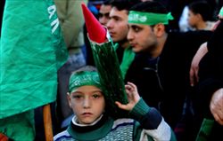 15 dicembre 2012, celebrazioni per i 25 anni di Hamas: un bambino con un finto lanciarazzi. Quando si inizia a fermare la violenza? (foto Ansa)
