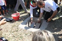 Da sinistra: il sindaco Filippo Molinari e il presidente di Rock no War Giorgio Amadessi posano la prima pietra della nuova scuola materna di Medolla, nell'agosto scorso.