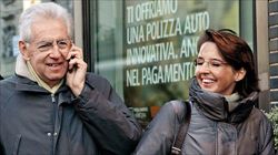 Mario Monti a passeggio a Milano con la figlia, domenica 9 dicembre (Ansa).