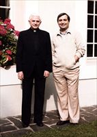 Vittorio Messori (a destra) con l'allora cardinale Joseph Ratzinger.