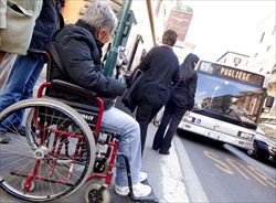 Luisella, disabile, mostra le difficoltà nel muoversi nel centro di Roma. Il Comune è stato condannato perché le fermate dei bus non sono accessibili ai disabili (Ansa).
