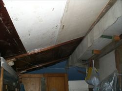 Un tetto improvvisato con dei pannelli. Tutta la struttura è tenuta in piedi con materiali di recupero.