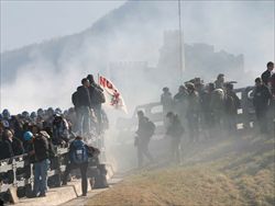 Ancora un'immagine della protesta dei No Tav valsusini (foto di Carlo Ravetto).