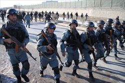 La polizia afghana in azione a Kabul (copertina e questa foto: Ansa).