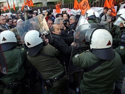 Scontri tra dimostranti e polizia (foto sopra e di copertina: Ansa).