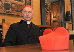 L`Arcivescovo di Genova e presidente della Cei Angelo Bagnasco (foto Ansa).