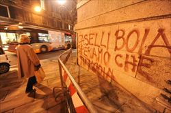 Scritte contro Gian Carlo Caselli comparse sui muri di Genova dopo una manifestazione No Tav. Foto di Luca Zennaro/Ansa. 