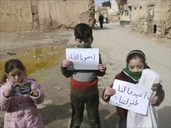 Bambini siriani che manifestano, anche loro, contro il regime (Ansa).