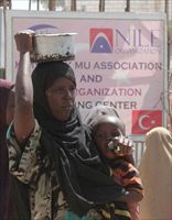Un centro per la distribuzione di viveri in un distretto a Sud di Mogadiscio (foto Reuters).
