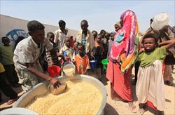 Famiglie somale in coda per il cibo (foto Reuters).