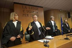 I giudici della prima sezione penale del Tribunale di Torino, subito dopo la lettura della sentenza. Al centro: il presidente Giuseppe Casalbore. Foto di Paolo Siccardi/Sync.
