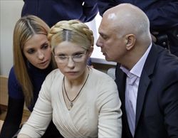 In questa immagine dell'11 ottobre 2011, Yulia Tymoshenko tra la figlia Yevgenia e il marito Alexander durante il verdetto che ha condannato l'ex premier dell'Ucraina  a sette anni di prigione per abuso di potere (foto Ansa).