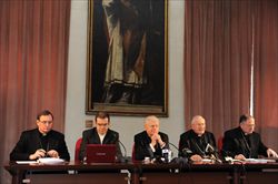 Da sinistra: monsignor Jean Laffitte (segretario del Pontificio Consiglio della famiglia), don Davide Milani (Ufficio Stampa Diocesi di Milano), il cardinale Scola, il cardinale Antonelli e monsignor Erminio De Scalzi. 