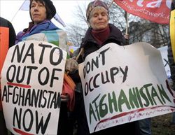 Una manifestazione di protesta contro la guerra in Afghanistan in Germania (foto Ansa).