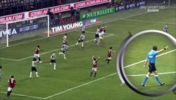 Milan-Juventus: l'arbitro Tagliavento indica il centro del campo ma il gol di Muntari non viene assegnato (foto del servizio:Ansa)..