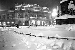 Milano durante la grande nevicata del 1985 (foto Fotogramma).