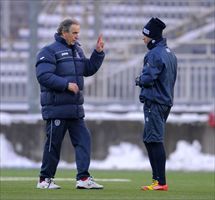  L'allenatore del Novara, Emiliano Mondonico, con l'attaccante Giuseppe Mascara durante l'allenamento presso lo stadio Silvio Piola (foto Ansa).