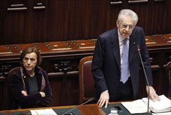 Il Presidente del Consiglio Mario Monti durante un intervento sulle politiche europee alla Camera dei Deputati. A sinistra il ministro del lavoro Elsa Fornero (foto Ansa).