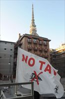 La bandiera del movimento No Tav sventola nel cuore di Torino, ai piedi della Mole Antonelliana. Foto di Alessandro Di Marco/Ansa,