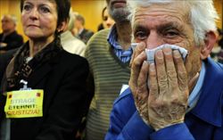  La reazione in aula dei parenti dei morti per l'amianto durante la lettura della sentenza del processo Eternit a Torino, il 13 febbraio 2012 (foto Ansa).