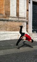 In queste foto, una dimostrazione di "parkour" per le strade di Roma. Si tratta di una disciplina sportiva nata nelle banlieu parigine, che consiste nell'oltrepassare ostacoli e barriere.