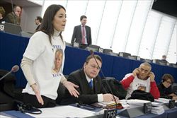 Un momento dell'iniziativa dei deputati Pdl al Parlamento europeo, a Strasburgo, per la liberazione di Yulia Tymoshenko (foto Ansa).