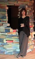 Veronica Pivetti sul set di "Per un pugno di libri"" (copertina e questa foto: Ansa).