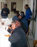 L'assistenza ai senza tetto nel centro della Protezione Civile a Salerno.