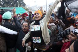 proteste contro il premier indiano Singh nei pressi del Tempio d'Oro dei Sikh nella città di Amritsar (foto Ansa).