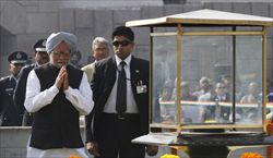 Il primo ministro indiano Manmohan Singh in visira al Memoriale del Mahatma Gandhi a Nuova Delhi (foto Reuters).