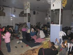 Un rifugio improvvisato nel quartiere Bab Anro a Homs (Siria). Copertina e questa foto: Reuters.