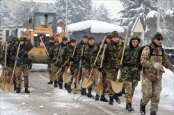 Soldati in azione in Abruzzo (foto Ansa).