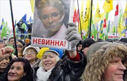 Alcuni sostenitori di Yulia Tymoshenko manifestano nel centro della capitale ucraina (foto Ansa).