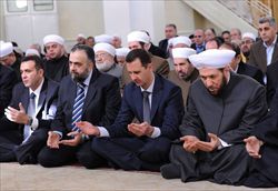 Il presidente siriano Bashar al-Assad durante una preghiera nella moschea al-Rawdha di Damasco (Ansa).