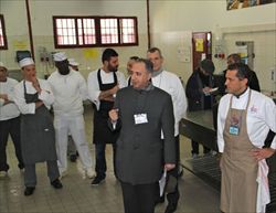 Visita nella cucina del carcere con chef e maestri pasticceri.