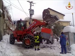 Un intervento dei Vigili del fuoco in Abruzzo (foto Ansa).