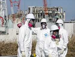 Giornalisti accompagnati da personale della Tepco (Tokyo Electric Power Company) in visita ai reattori nucleari di Fukushima (foto Ansa).