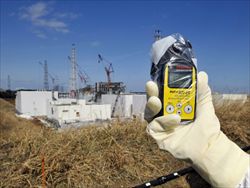 Vengono misurate le radiazioni nei pressi della centrale di Fukushima (foto Ansa).