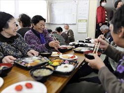 16 febbraio 2012: anziani del villaggio giapponese di Iitate durante un pasto nel centro di evacuazione di Matsukawa, nella Prefettura di Fukushima (foto Ansa).