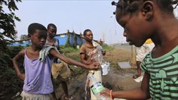L'acqua potabile raggiunge il quartiere povero di Santa Maria Tres in Malabo, nella Guinea Equatoriale. Foto di Luc Gnago/Reuters. 