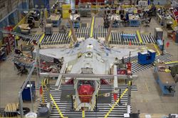 L'impianto per la fabbricazione del Lockheed F 35 a Fort Worth, negli Stati Uniti (Ansa).