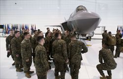 Un F-35 spiegato agli studenti della Marina americana (Reuters).