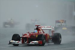 Alonso guida il gruppo sotto la pioggia della Malesia (foto del servizio: Ansa).