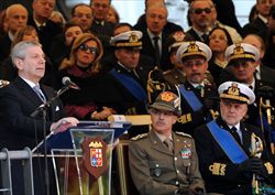 Nella foto, primo a  sinistra, il ministro della  Difesa, Giampaolo Di Paola. Roma, 2 marzo 2012. Foto di  Mario De Renzis/Ansa.