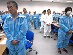 Lavoratori nel centro operativo di emergenza a Fukushima (foto Ansa).