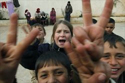 Bambini siriani fuggiti nel Nord del Libano (Reuters).